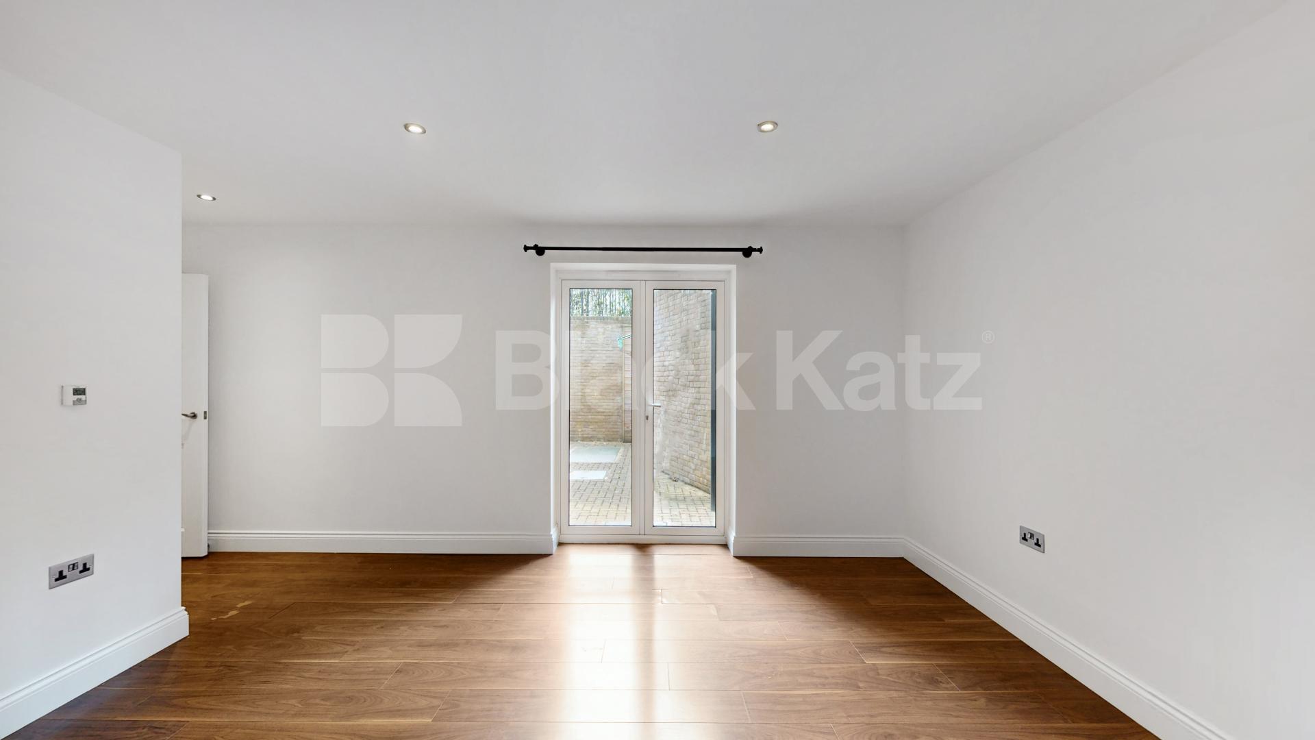 Fantastic 3 bed 2 bath within a private secure development mins to shops Huguenot Drive, Palmers Green